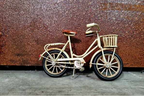 Bicyclettes déco a poser vintage, avec panier, couleur noir ou ocre, style atelier