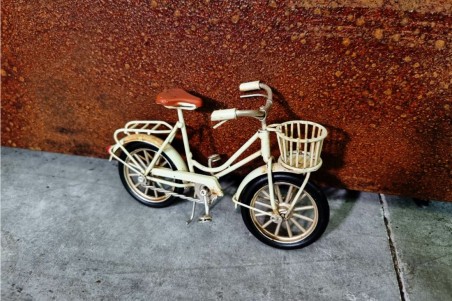 Bicyclettes déco a poser vintage, avec panier, couleur noir ou ocre, style atelier