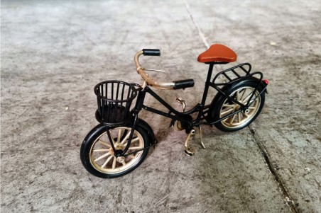 Bicyclettes déco a poser vintage, avec panier, couleur noir ou ocre, style atelier