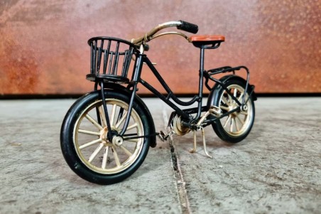 Bicyclettes déco a poser vintage, avec panier, couleur noir ou ocre, style atelier