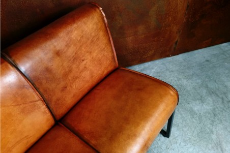 Banquette maxi confort en cuir camel sombre et métal déco vintage style indus design loft ou contemporain