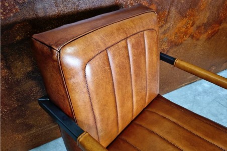 Chaise confort en cuir camel sombre et métal, déco vintage, style indus, design loft, art contemporain