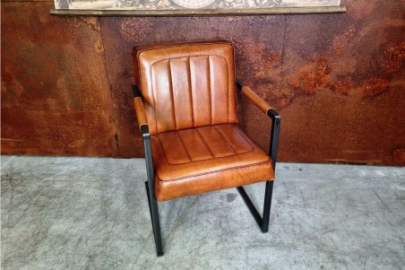 Chaise confort en cuir camel sombre et métal, déco vintage, style indus, design loft, art contemporain