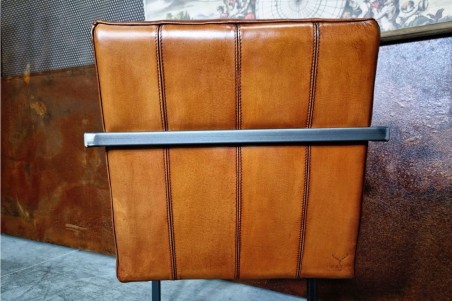 Chaise confort en cuir camel sombre et métal, déco vintage, style indus, design loft, art contemporain