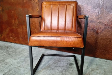 Chaise confort en cuir camel sombre et métal, déco vintage, style indus, design loft, art contemporain