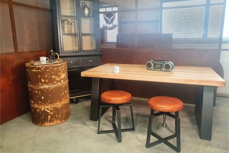 Tabouret en cuir cognac pour table à manger style industriel décoration vintage design steam punk