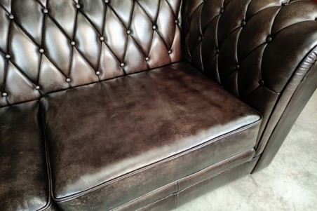 Arthonne - Canapé "Chesterfield" en cuir capitonné