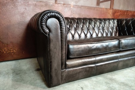 Arthonne - Canapé "Chesterfield" en cuir capitonné