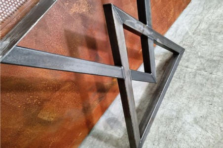 Pieds de table métal en triangles style industriel, culture vintage, décoration loft, design contemporain