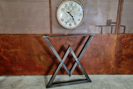 Pieds de table métal en triangles style industriel, culture vintage, décoration loft, design contemporain