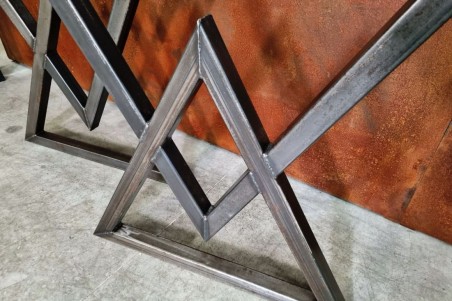 Pieds de table métal en triangles style industriel, culture vintage, décoration loft, design contemporain