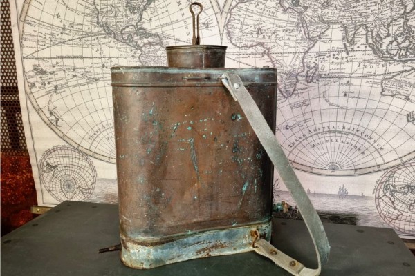 chiner, brocante, pulvérisateur avec lanière sac à dos, vintage, vieilli, ancien 2