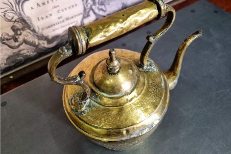 brocante, chiner, vintage, vieilli, ancien, théière laiton moyen modèle