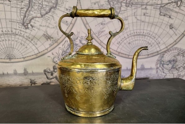 brocante, chiner, vintage, vieilli, ancien, théière laiton moyen modèle