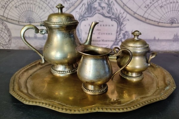brocante, chiner, vintage, vieilli, ancien, service à thé en laiton set de 4 pièces, plateau, théière, pot à sucre, pot à lait