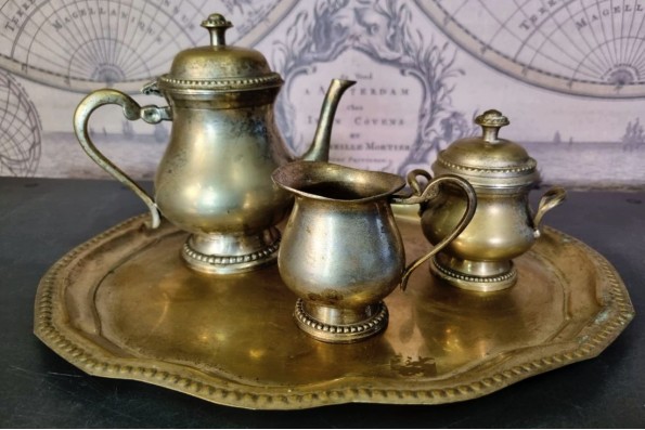 brocante, chiner, vintage, vieilli, ancien, service à thé en laiton set de 4 pièces, plateau, théière, pot à sucre, pot à lait