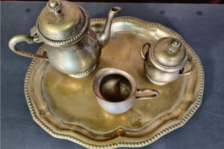 brocante, chiner, vintage, vieilli, ancien, service à thé en laiton set de 4 pièces, plateau, théière, pot à sucre, pot à lait