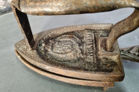 brocante, chiner, vintage, vieilli, ancien, fer à repasser en fonte, support