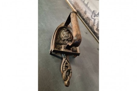 brocante, chiner, vintage, vieilli, ancien, fer à repasser en fonte, support