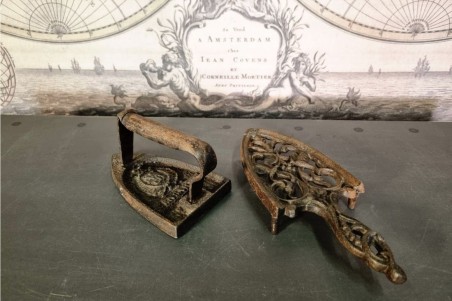 brocante, chiner, vintage, vieilli, ancien, fer à repasser en fonte, support