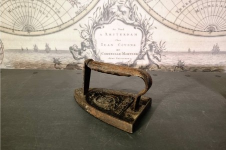 brocante, chiner, vintage, vieilli, ancien, fer à repasser en fonte, support