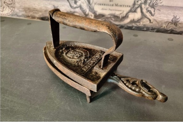 brocante, chiner, vintage, vieilli, ancien, fer à repasser en fonte, support