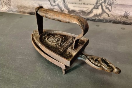 brocante, chiner, vintage, vieilli, ancien, fer à repasser en fonte, support