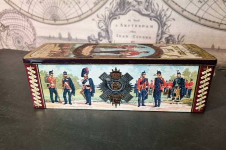 brocante, chiner, vintage, vieilli, ancien, boîte métal, rouge,