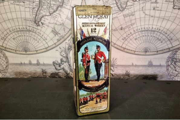 brocante, chiner, vintage, vieilli, ancien, boîte métal, rouge,