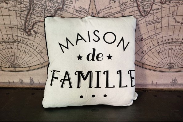 coussin blanc et noir maison de famille, style cottage pour chalet, maison de vacance familial