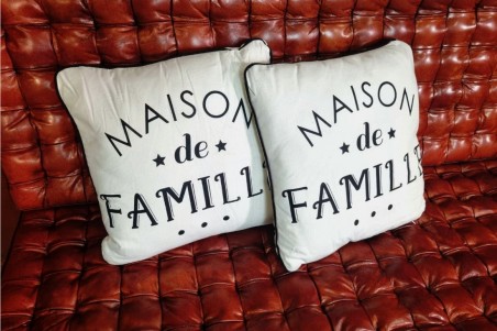coussin blanc et noir maison de famille, style cottage pour chalet, maison de vacance familial