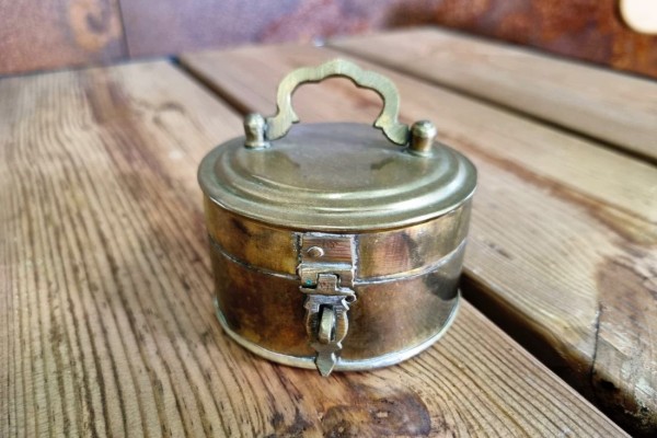 boîte métal ronde, laiton dorée, boîte à médicament boîte à bijoux, ancien, vintage, chiner, brocante