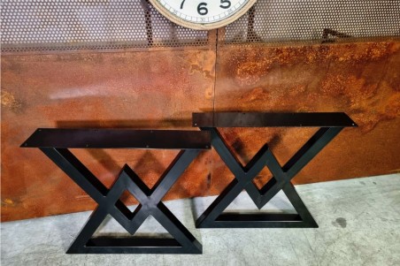 Pieds de table métal en triangles style industriel, culture vintage, décoration loft, design contemporain