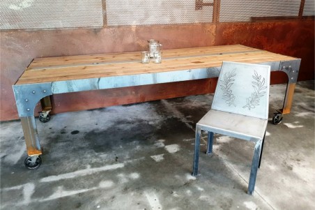 Table style industrielle en bois et métal à roulettes - Aleyrac