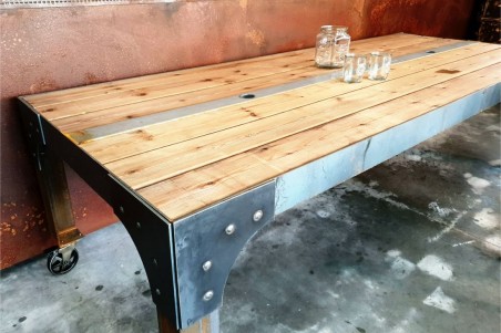 Table style industrielle en bois et métal à roulettes - Aleyrac