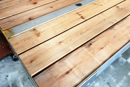 Table style industrielle en bois et métal à roulettes - Aleyrac