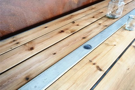 Table style industrielle en bois et métal à roulettes - Aleyrac