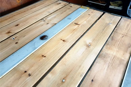 Table style industrielle en bois et métal à roulettes - Aleyrac