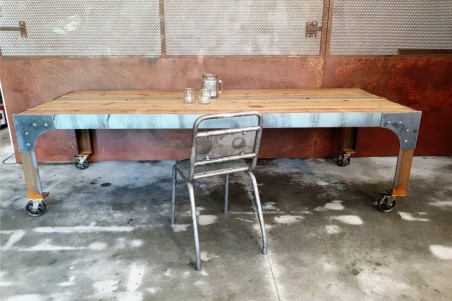 Table style industrielle en bois et métal à roulettes - Aleyrac