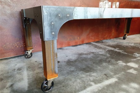 Table style industrielle en bois et métal à roulettes - Aleyrac