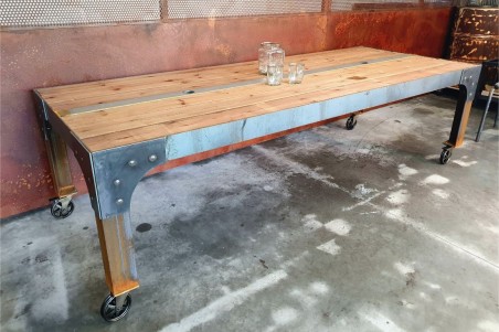 Table style industrielle en bois et métal à roulettes - Aleyrac
