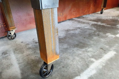 Table style industrielle en bois et métal à roulettes - Aleyrac