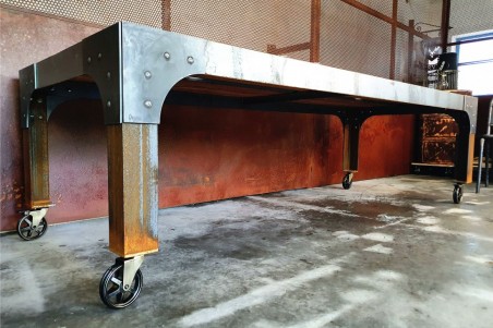 Table style industrielle en bois et métal à roulettes - Aleyrac
