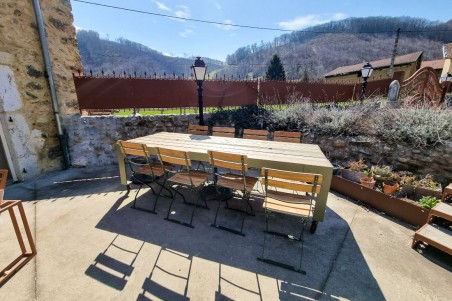 table de jardin extérieur vert olive, bois roulettes trou pour parasol design industriel jardin