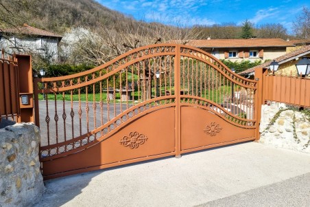 Portail en chapeau de gendarme pour jardin ferronnerie d'art serrurerie qualité artisanale