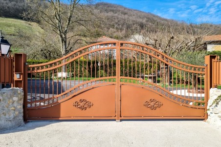 Portail en chapeau de gendarme pour jardin ferronnerie d'art serrurerie qualité artisanale
