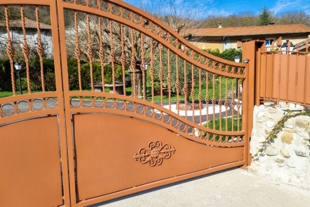 Portail en chapeau de gendarme pour jardin ferronnerie d'art serrurerie qualité artisanale