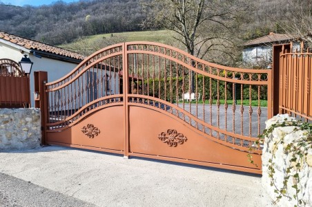 Portail en chapeau de gendarme pour jardin ferronnerie d'art serrurerie qualité artisanale