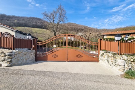 Portail en chapeau de gendarme pour jardin ferronnerie d'art serrurerie qualité artisanale