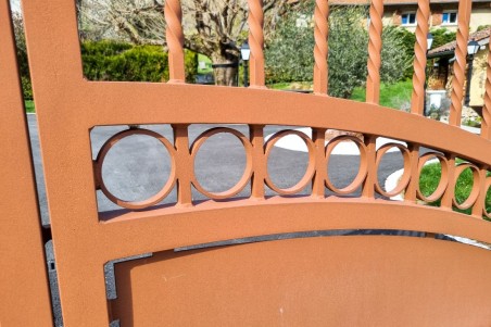 Portail en chapeau de gendarme pour jardin ferronnerie d'art serrurerie qualité artisanale